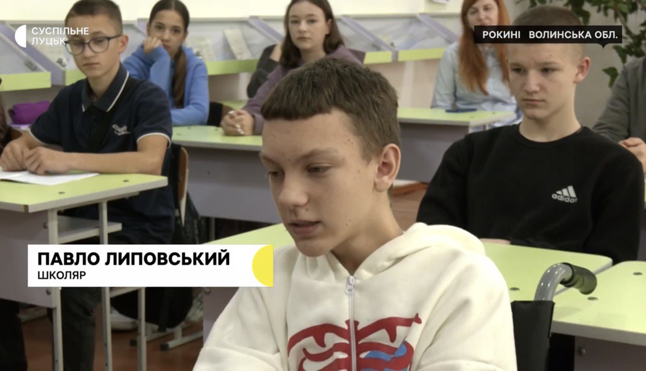 На Волині діти на руках винесли однокласника на гору в Карпатах, щоб здійснити його мрію